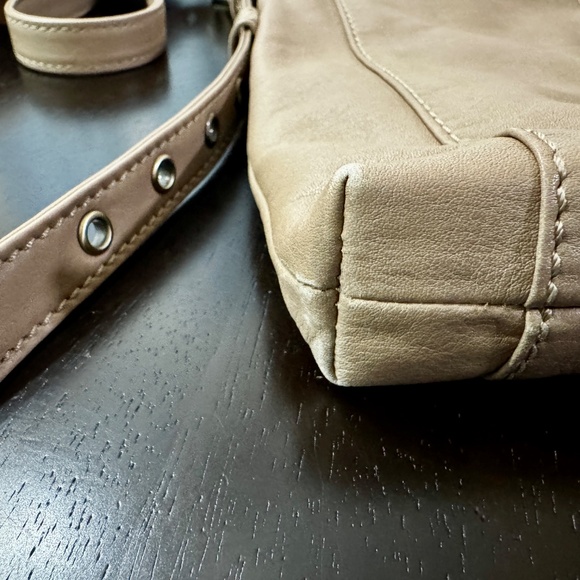 HOBO Crusade 100% Leather Large Crossbody Taupe - Picture 5 of 16